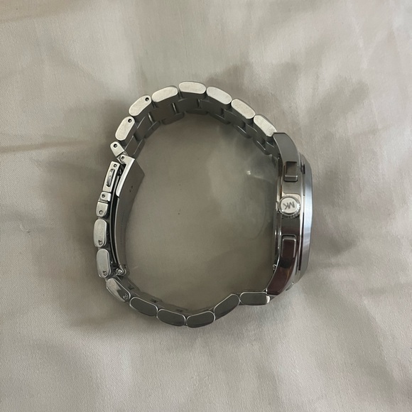 MENS MICHAEL KORS-MK-WATCH. SILVER. BLUE CENTER. VERY NICE GENTLY USED - Picture 4 of 6